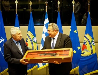 Με ένα ΑΚ-47 Καλάσνικοφ ανά χείρας έφυγε από το ΥΠΕΘΑ ο Φ.Κουβέλης! - Δώρο από τον Π.Καμμένο